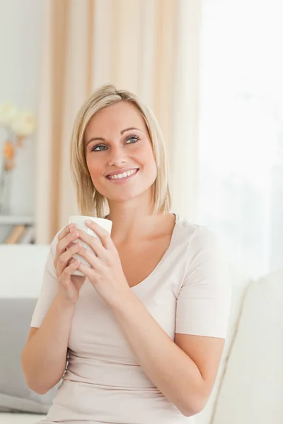 Retrato de uma mulher encantadora segurando uma xícara de chá — Fotografia de Stock