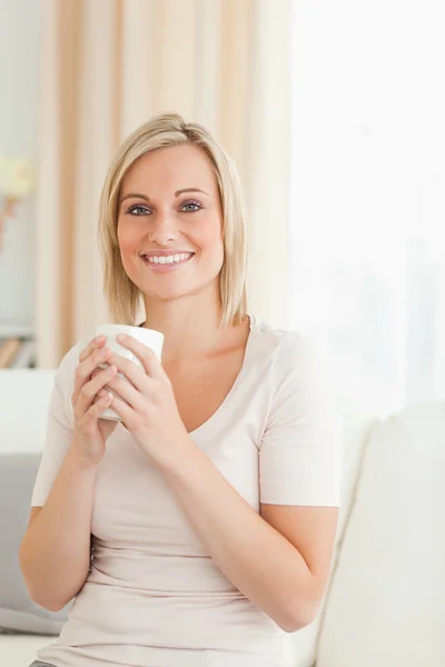 커피 한 잔을 들고 매력적인 여자의 초상화 — 스톡 사진