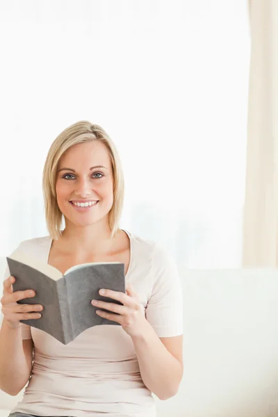 Portret van een blonde vrouw met een boek — Stockfoto