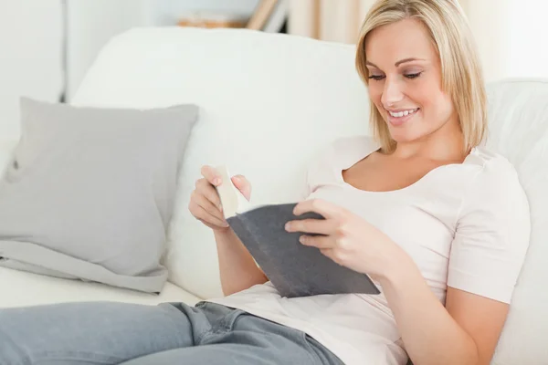 Smiling woman reading a book — Stock Photo, Image