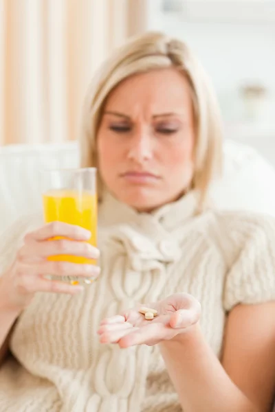 Mulher doente mostrando pílulas — Fotografia de Stock
