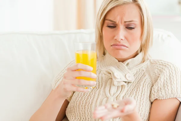 Close up de uma mulher doente mostrando pílulas — Fotografia de Stock