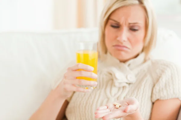 Close up de uma mulher triste mostrando pílulas — Fotografia de Stock