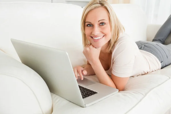 Mooie vrouw met een laptop — Stockfoto