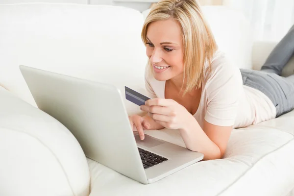 Woman purchasing online — Stock Photo, Image