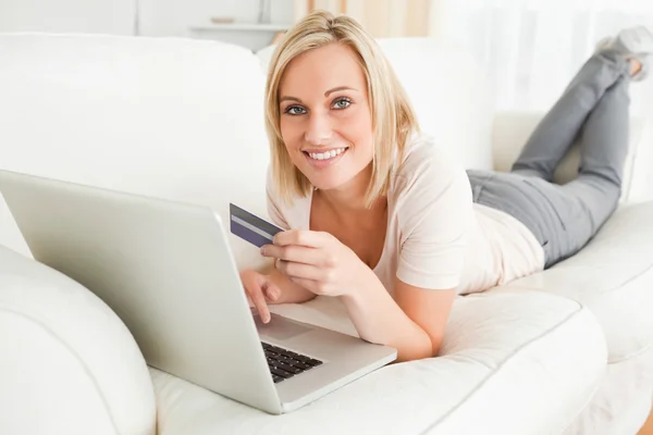 Roztomilá žena pomocí notebook koupit on-line — Stock fotografie