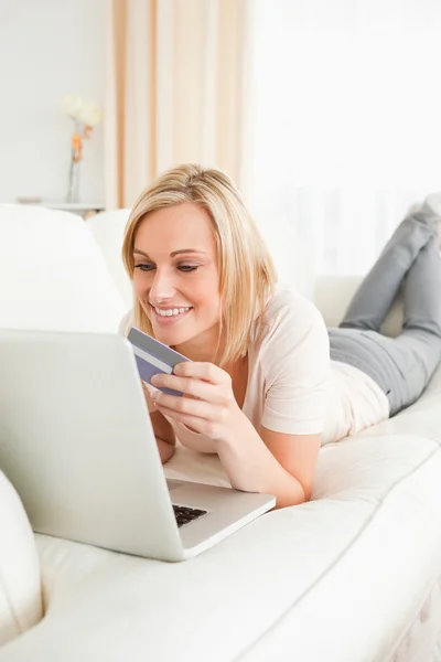 Portrait of a woman purchasing online — Stock Photo, Image