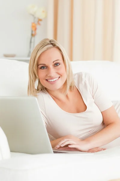 Portret van een leuke vrouw met een laptop — Stockfoto