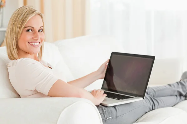 Blond kvinna med en bärbar dator — Stockfoto