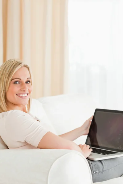 Porträtt av en blond kvinna med en bärbar dator — Stockfoto