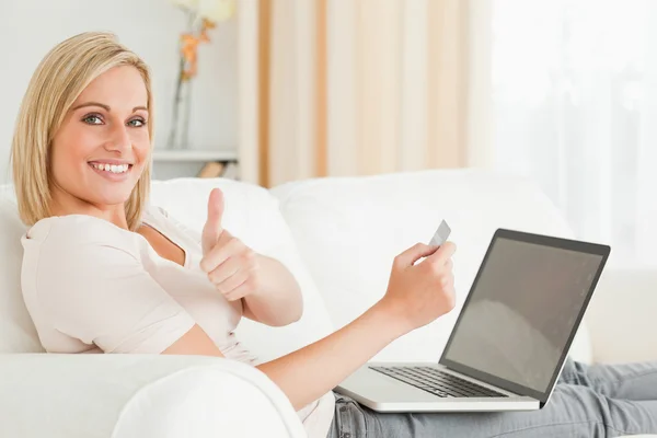 Lächelnde Frau bezahlt ihre Rechnungen online — Stockfoto