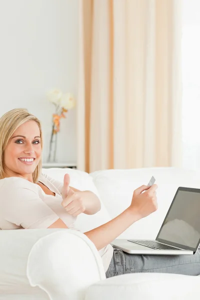 Potrait de uma mulher sorrindo pagando suas contas online — Fotografia de Stock
