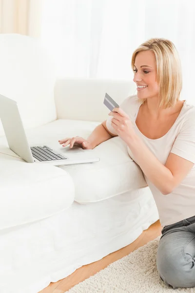 Portrait of a woman booking her holidays online — Stock Photo, Image