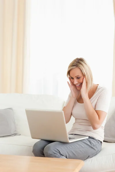 Porträtt av en glad kvinna som tittar på hennes laptop — Stockfoto