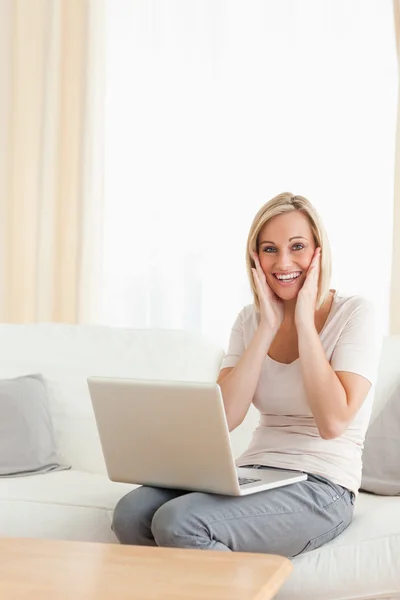 Портрет щасливої жінки з ноутбуком — стокове фото