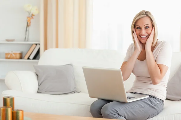 快乐的女人用一台笔记本电脑 — 图库照片