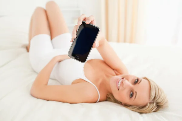 Kvinna visar sin smartphone — Stockfoto
