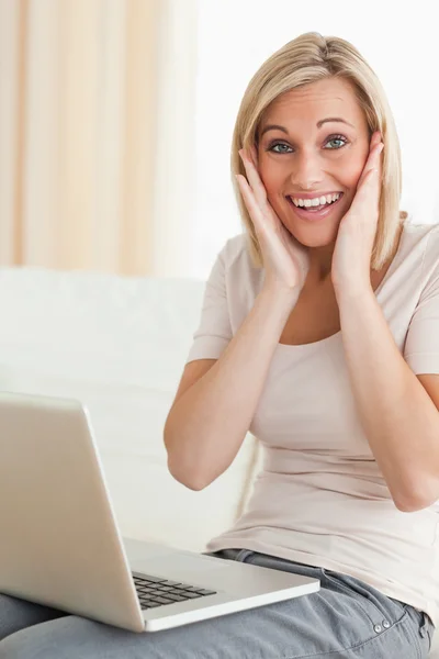 Bir dizüstü bilgisayar ile memnun kadın — Stok fotoğraf