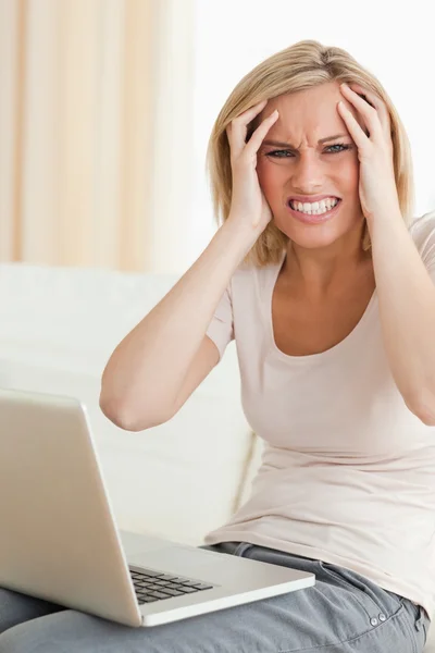 愤怒的女人用一台笔记本电脑 — 图库照片
