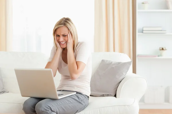 Mulher perturbada usando um laptop — Fotografia de Stock