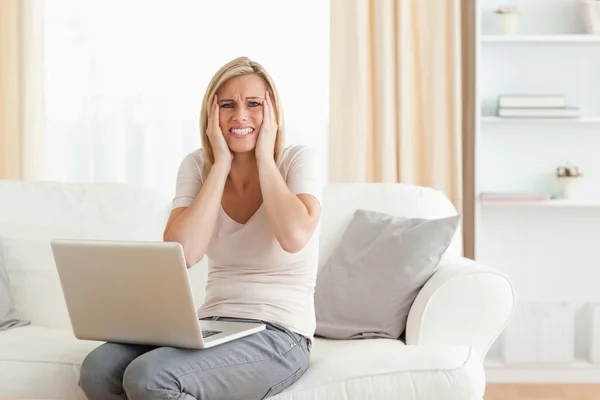 Mulher loira perturbada com um laptop — Fotografia de Stock