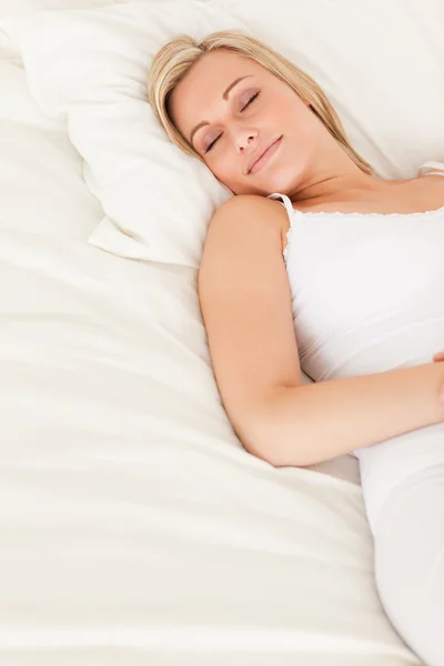 Portrait of a woman lying down — Stock Photo, Image
