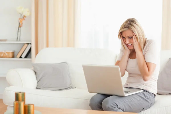 Крупним планом засмучена жінка використовує ноутбук — стокове фото