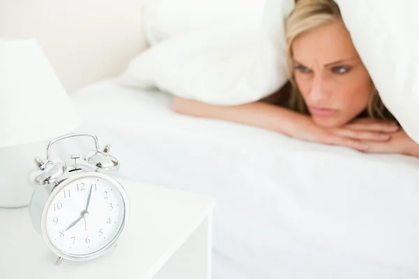 Displeased blonde woman waking up — Stock Photo, Image