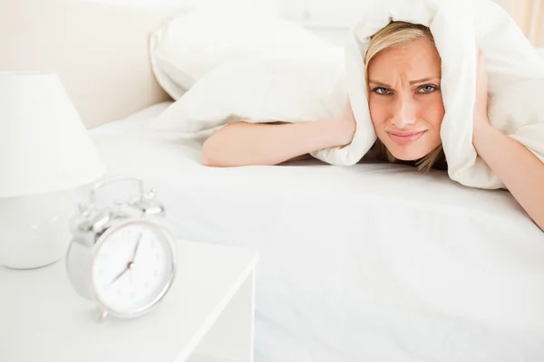 Hoşnutsuz genç bir kadın uyanıyor — Stok fotoğraf