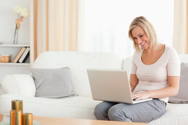 Kobieta czat online — Zdjęcie stockowe