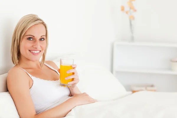 Blond kvinna dricka apelsinjuice — Stockfoto