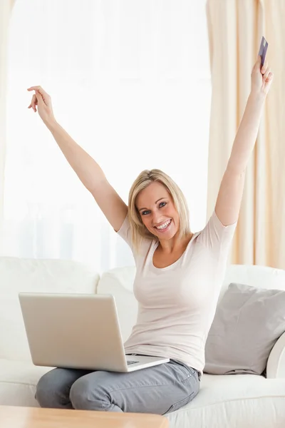 Портрет веселой женщины, покупающей онлайн — стоковое фото