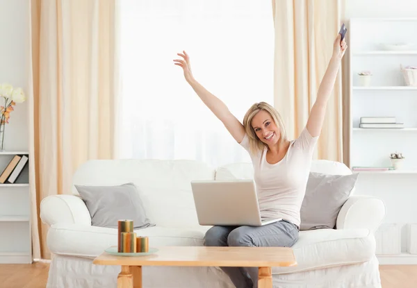 Glad kvinna köper online — Stockfoto