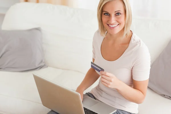 Close up de uma mulher comprando online — Fotografia de Stock