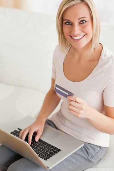 Nahaufnahme einer lächelnden Frau beim Online-Kauf — Stockfoto
