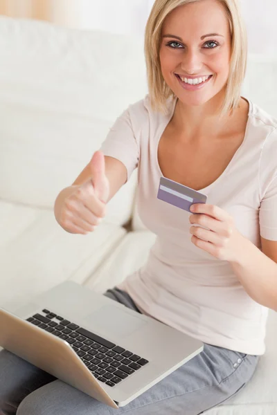 Close up de uma mulher alegre comprando on-line — Fotografia de Stock