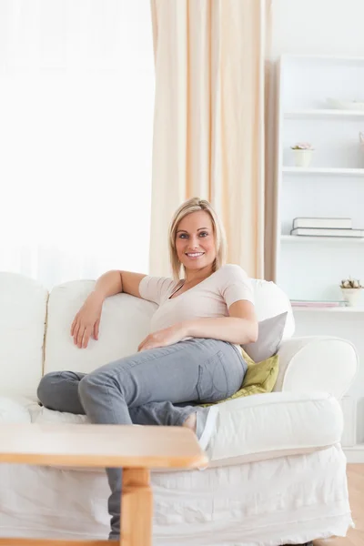 소파에 앉아 있는 여자의 사진 — 스톡 사진