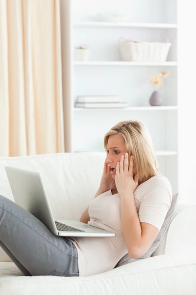 Portrait of an amazed woman having trouble her laptop — Stock Photo, Image