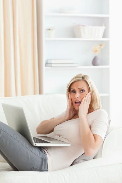 Retrato de mulher tendo problemas com seu laptop — Fotografia de Stock