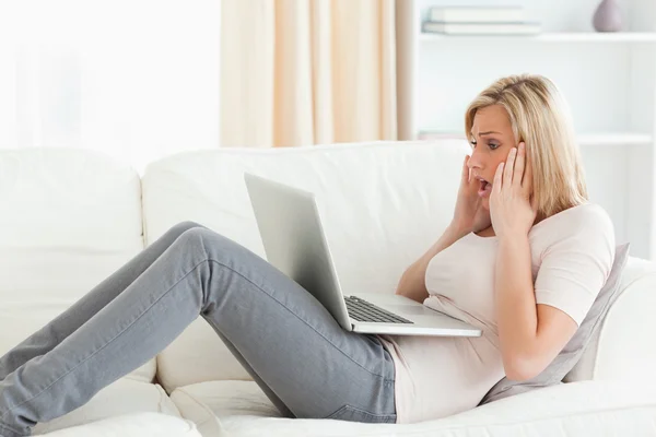 Blonde woman having trouble her laptop — Stock Photo, Image