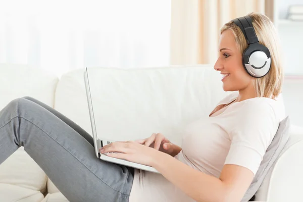Woman watching a movie with her laptop — Stock Photo, Image