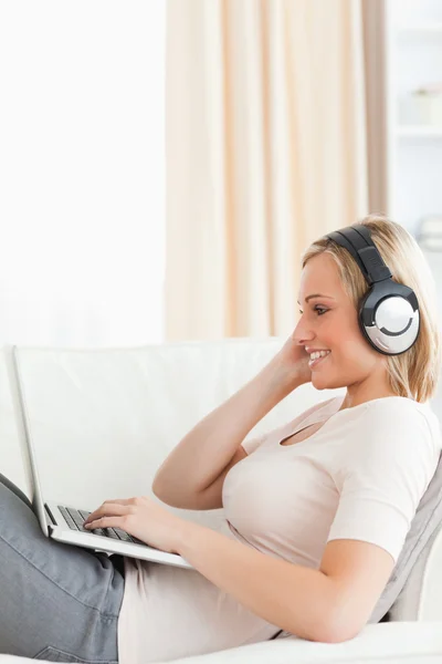 Portrait of a woman watching a movie with her laptop — Stock Photo, Image