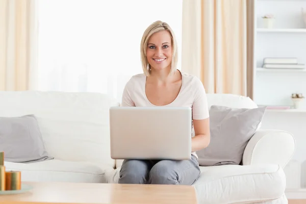 Mulher bonito usando um laptop — Fotografia de Stock