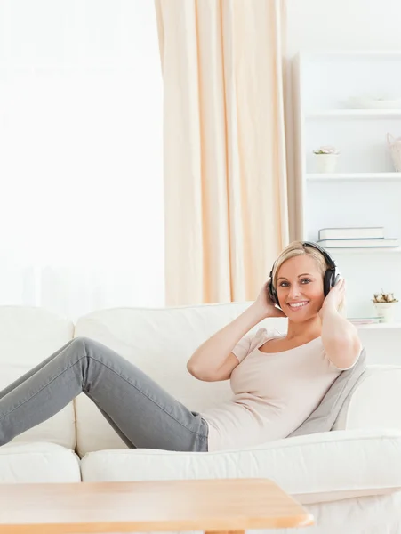 Mujer escuchando música —  Fotos de Stock