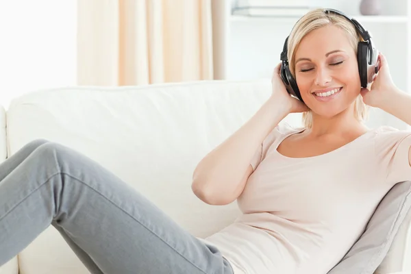 Mujer serena escuchando música — Foto de Stock