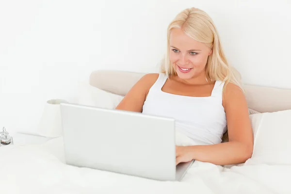 Γυναίκα χρησιμοποιώντας το laptop — Φωτογραφία Αρχείου