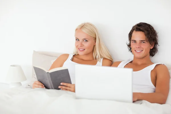 Young couple in their bed — Stock Photo, Image