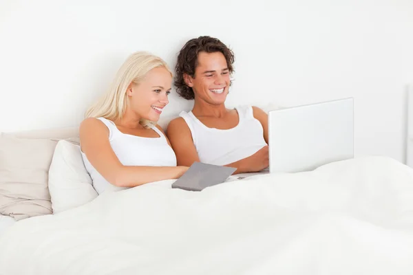 Schönes Paar in ihrem Bett — Stockfoto