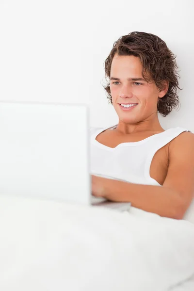 Retrato de um homem usando um laptop — Fotografia de Stock
