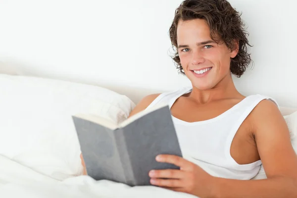 Mann mit Buch in der Hand — Stockfoto